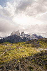 Niedrige Wolken über den Cuernos del Paine, Torres del Paine Nationalpark, Chile - ISF03451