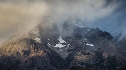 Dramatische Gewitterwolken über den Cuernos del Paine, Torres del Paine National Park, Chile - ISF03452