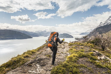 Rückansicht einer Wanderin, die entlang des Grey-Gletschersees wandert, Torres del Paine National Park, Chile - ISF03454