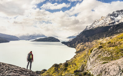 Männlicher Wanderer mit Blick auf den Grey Lake und den Gletscher, Nationalpark Torres del Paine, Chile - ISF03455