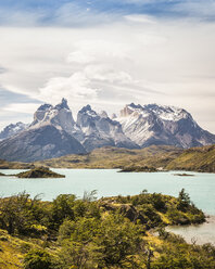 Landschaft mit Grauem See, Paine Grande und Cuernos del Paine, Nationalpark Torres del Paine, Chile - ISF03459