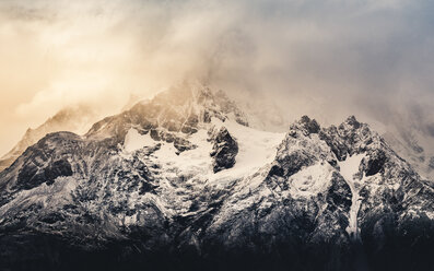 Gewitterwolken über dem schneebedeckten Paine Grande, Torres del Paine National Park, Chile - ISF03462