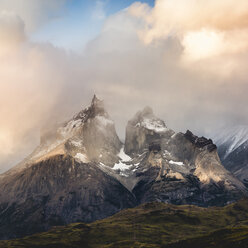 Gewitterwolken über den Cuernos del Paine, Torres del Paine National Park, Chile - ISF03465