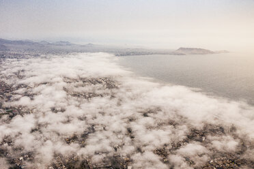 Luftaufnahme von Stadt und Küste durch eine Wolkenlandschaft, Lima, Peru - ISF03496