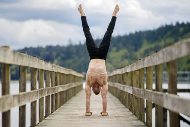 Mann im Handstand, Seattle, Washington, Vereinigte Staaten, Nordamerika - ISF03539