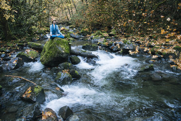 Frau in Verbindung mit der Natur - ISF03547