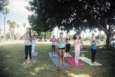 Schulmädchen üben Yoga-Bergpose auf dem Schulsportplatz - ISF03567