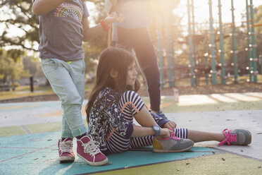 Kinder ruhen sich auf dem Spielplatz aus - ISF03579