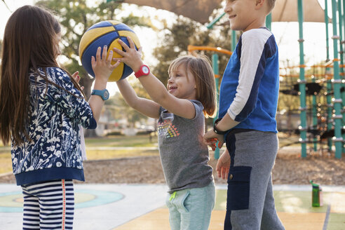 Kinder spielen Basketball auf dem Spielplatz - ISF03581