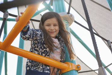 Mädchen spielt auf dem Spielplatz - ISF03584