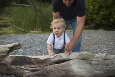 Mann mit Kleinkind, das am Strand watschelt, Ontariosee, Kanada - ISF03638