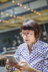 Frau im Büro mit Smartphone - ISF03648