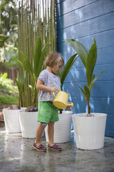 Mädchen bewässert Topfpflanzen mit Gießkanne - ISF03684