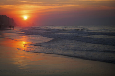 Menschen am Strand bei Sonnenuntergang, North Myrtle Beach, South Carolina, Vereinigte Staaten - ISF03795