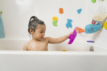 Kleiner Junge in der Badewanne bei der Badezeit - ISF03797