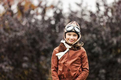 Porträt eines Mädchens im Pilotenkostüm für Halloween im Park - ISF03814