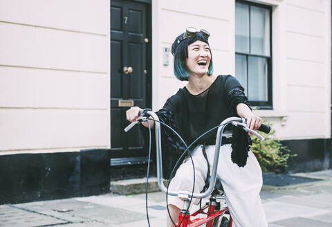 Junge stilvolle Frau Radfahren Retro-Fahrrad auf der Straße, lizenzfreies Stockfoto