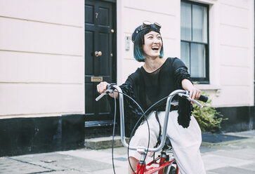 Junge stilvolle Frau Radfahren Retro-Fahrrad auf der Straße - ISF03820
