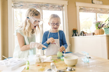 Two surprised girls doing science experiment, pointing - ISF03876