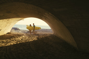 Surfendes Paar in einer Unterführung am Newport Beach, Kalifornien, USA - ISF03899