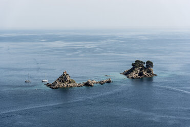 Boote an Felsen, die aus dem Meer ragen, Sveta Nedelja, Abzi-Kula, Montenegro, Europa - ISF03968