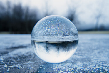 Nahaufnahme einer Kristallkugel auf einem zugefrorenen See - ISF03976