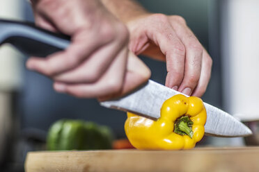 Koch schneidet gelbe Paprika, Nahaufnahme - ISF04000