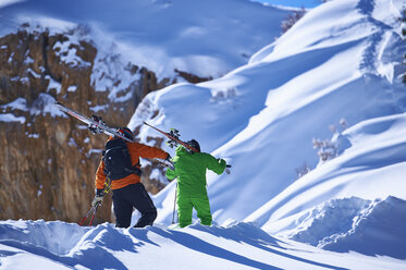 Zwei männliche Skifahrer stapfen einen tief verschneiten Berg hinauf, Aspen, Colorado, USA - ISF04023
