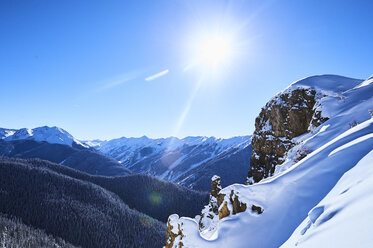 Sonnenbeschienene Landschaft mit schneebedeckten Bergen, Aspen, Colorado, USA - ISF04027