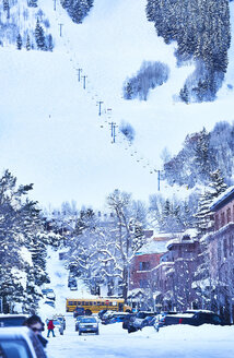 Blick auf die schneebedeckte Stadtstraße und den Verkehr, Aspen, Colorado, USA - ISF04028