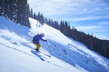 Man skiing down steep snow covered mountainside, Aspen, Colorado, USA - ISF04038
