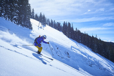 Mann beim Skifahren an einem steilen, schneebedeckten Berghang, Aspen, Colorado, USA - ISF04038