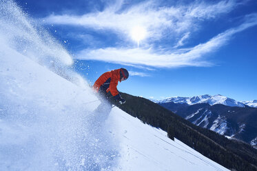 Mann beim Skifahren an einem tief verschneiten Berghang, Aspen, Colorado, USA - ISF04041