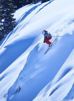 Mann beim Skifahren an einem steilen Berghang, Aspen, Colorado, USA - ISF04044