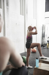 Frau macht Pause im Fitnessstudio für Cross-Training - ISF04072