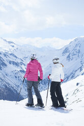 Mutter und Tochter im Skiurlaub, Hintertux, Tirol, Österreich - ISF04103