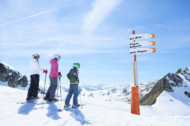 Mutter, Tochter und Sohn im Skiurlaub, Hintertux, Tirol, Österreich - ISF04105