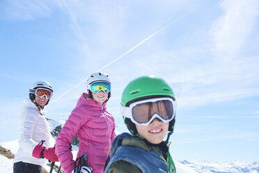 Mother, daughter and son on skiing holiday, Hintertux, Tirol, Austria - ISF04108