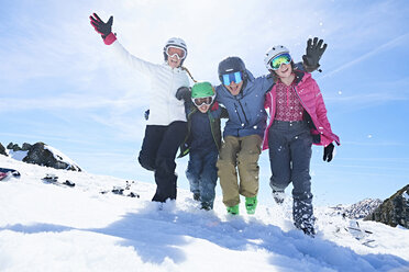 Familie im Skiurlaub, Hintertux, Tirol, Österreich - ISF04114