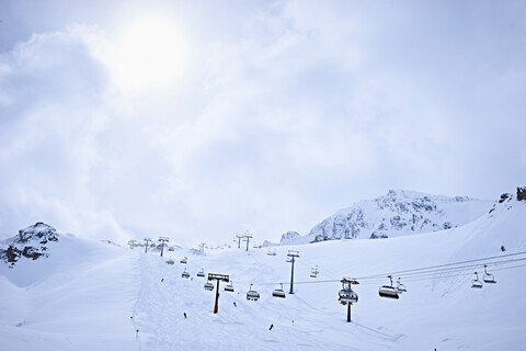 Schneebedeckt mit Skiliften, Hintertux, Tirol, Österreich, lizenzfreies Stockfoto
