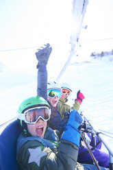 Familie im Skiurlaub, Hintertux, Tirol, Österreich - ISF04119