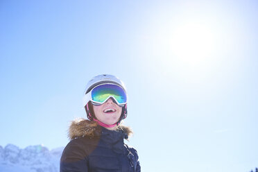 Begeistertes Mädchen, das im Skiurlaub Spaß hat, Hintertux, Tirol, Österreich - ISF04125