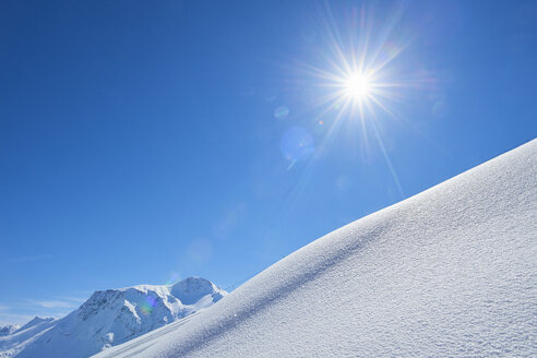 Schneebedeckter Berghang mit Sonnenschein, Hintertux, Tirol, Österreich - ISF04128
