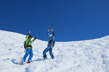 Vater und Sohn im Skiurlaub, Hintertux, Tirol, Österreich - ISF04131