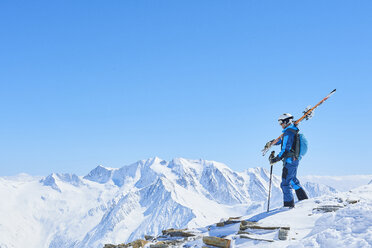 Mann beim Skifahren, Hintertux, Tirol, Österreich - ISF04132
