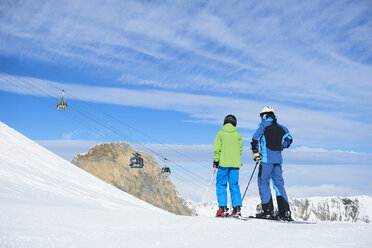 Father and son on skiing holiday, Hintertux, Tirol, Austria - ISF04141