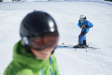 Vater und Sohn im Skiurlaub, Hintertux, Tirol, Österreich - ISF04146