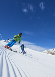 Vater und Sohn im Skiurlaub, Hintertux, Tirol, Österreich - ISF04148