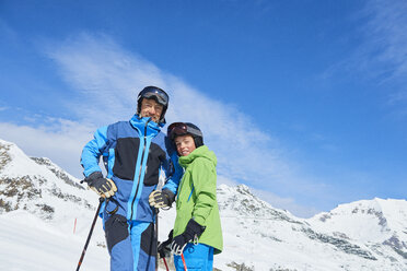 Father and son on skiing holiday, Hintertux, Tirol, Austria - ISF04149