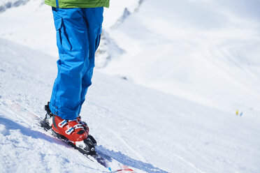 Nahaufnahme der Beine eines Skifahrers auf Schnee - ISF04150